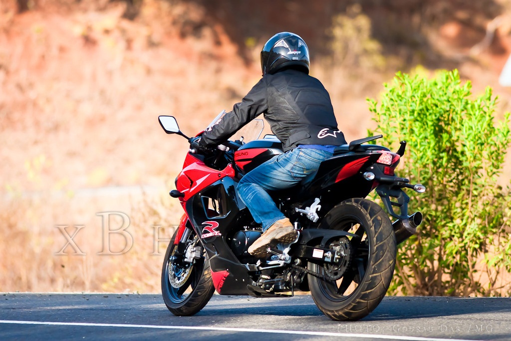 Hyosung GT250R Review 16