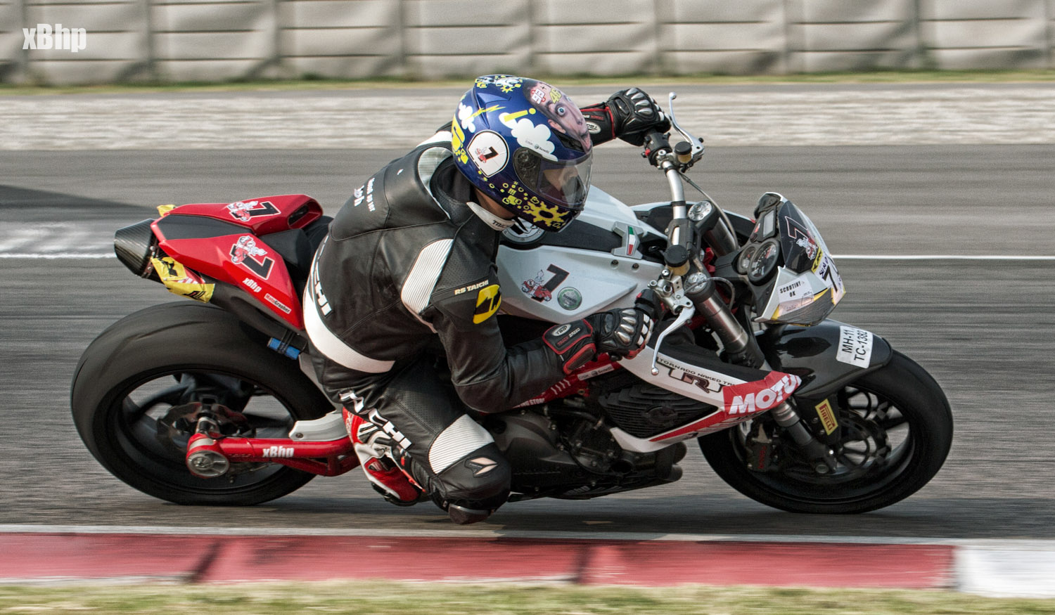 Benelli TNT R 1130 leaning on Buddh International Circuit turn 15 right hander