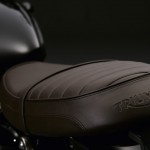 Bonneville_T120_Black_Details_Seat2