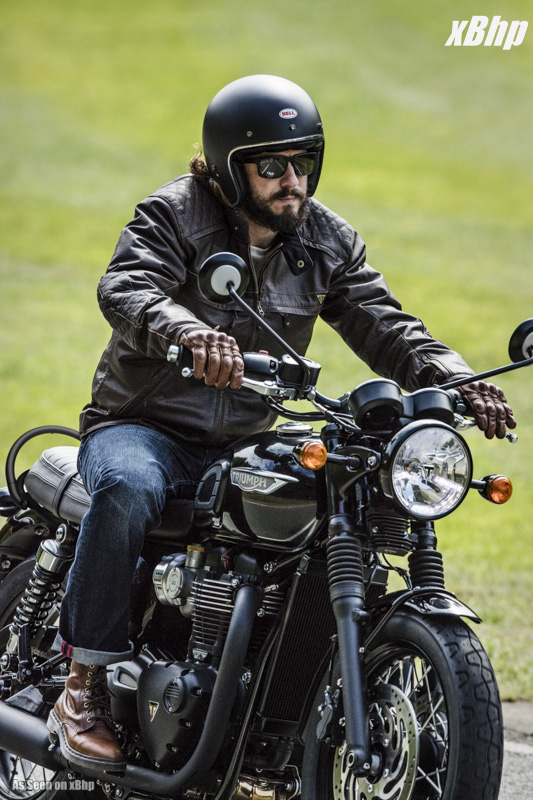 Bonneville_T120_Black_Riding_Shot008_A3_RGB