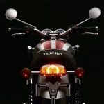 Bonneville_T120_Details_Back_Light_On