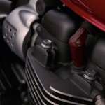 StreetTwin_Detail_13_red_badge_0011