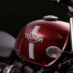 Street_Twin_Detail_RedTank_Badge