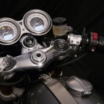 Thruxton_R_Detail_Handlebars_Clocks