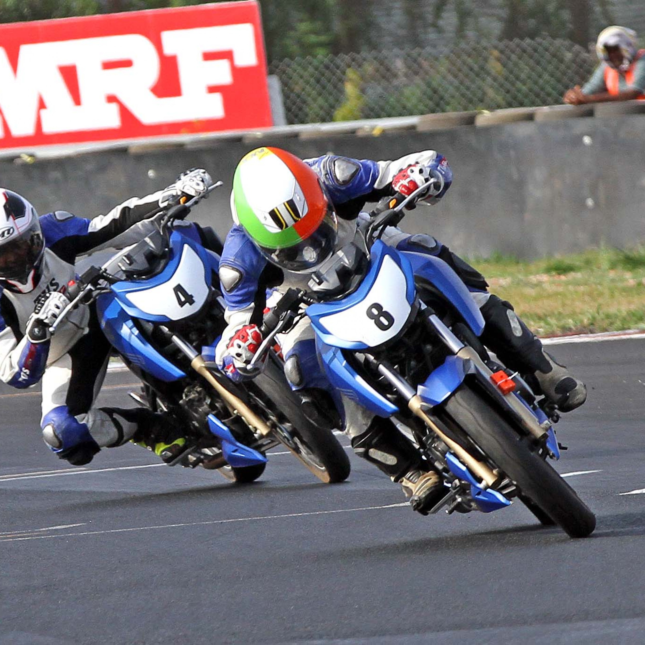 Yuvaraj S (No.8), winner of the TVS Apache RTR 200 (Novice) race (Aug 12)