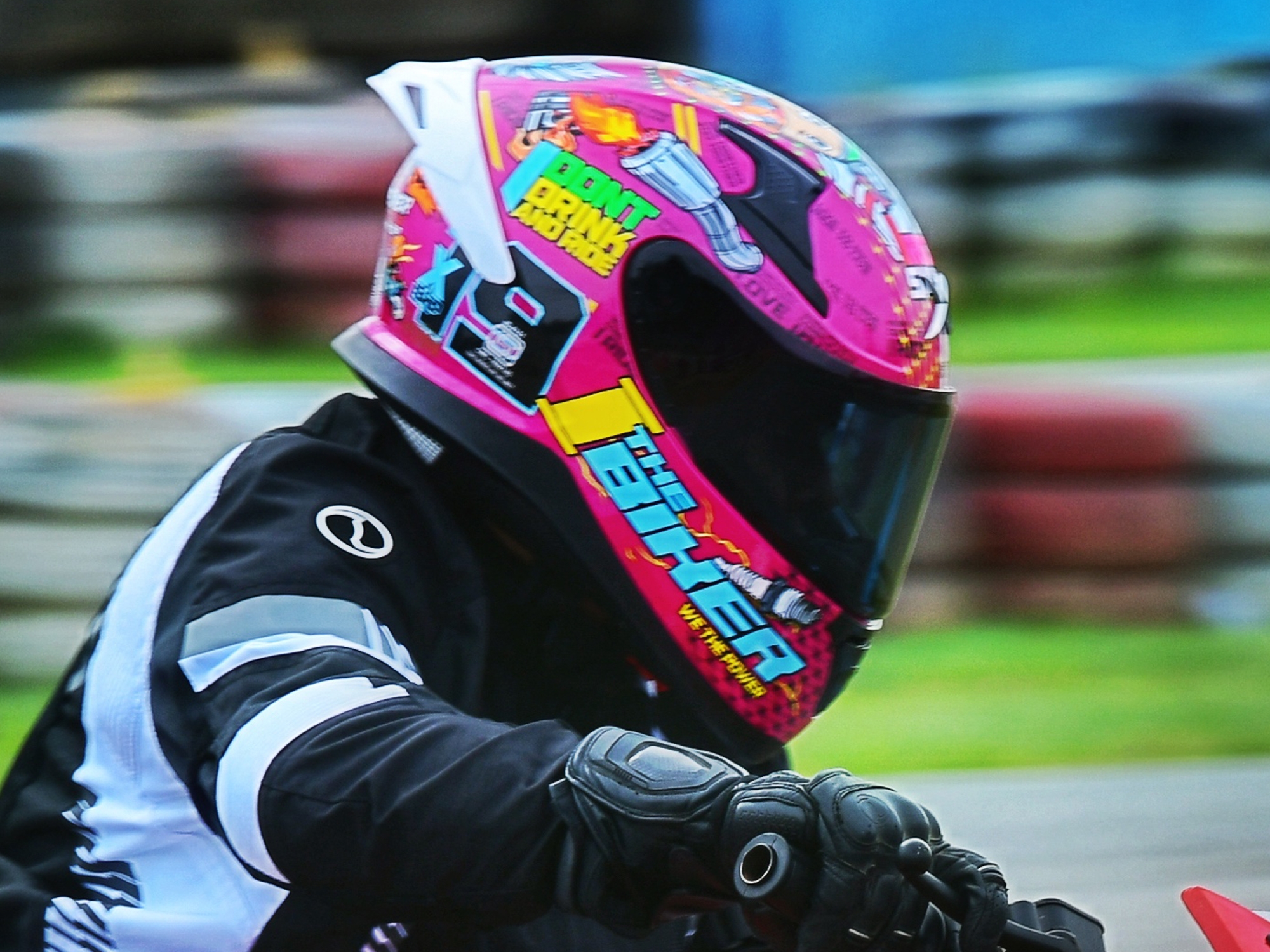 ぺろーん xBhp/Axor #TheNineteen Helmet (Pink/White) - xBhp.com